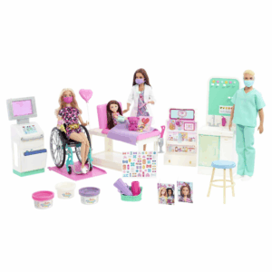 Barbie Clinica Set 4 muñecos con accesorios Mattel HKB02