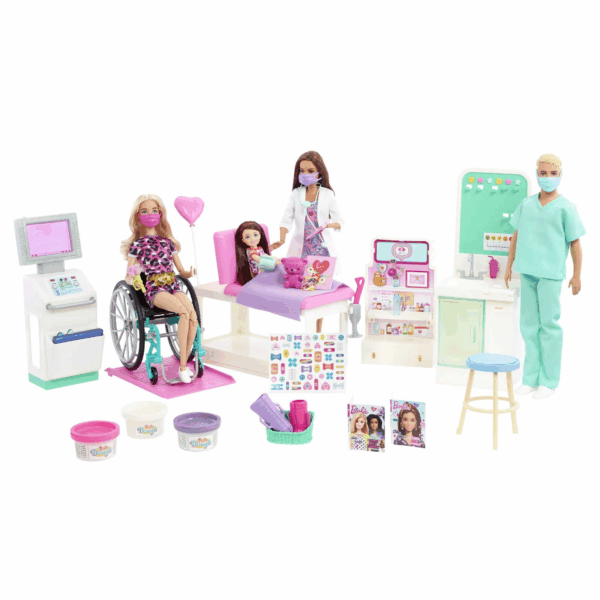 Barbie Clinica Set 4 muñecos con accesorios Mattel HKB02